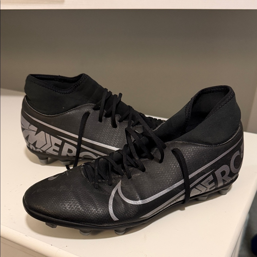 Nike Black and Silver Athletic Soccer Shoes